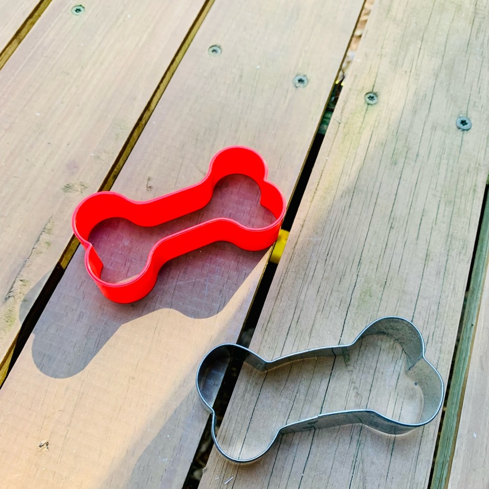 Dog Bone Cookie cutters (2) NWOT metal and Plastic